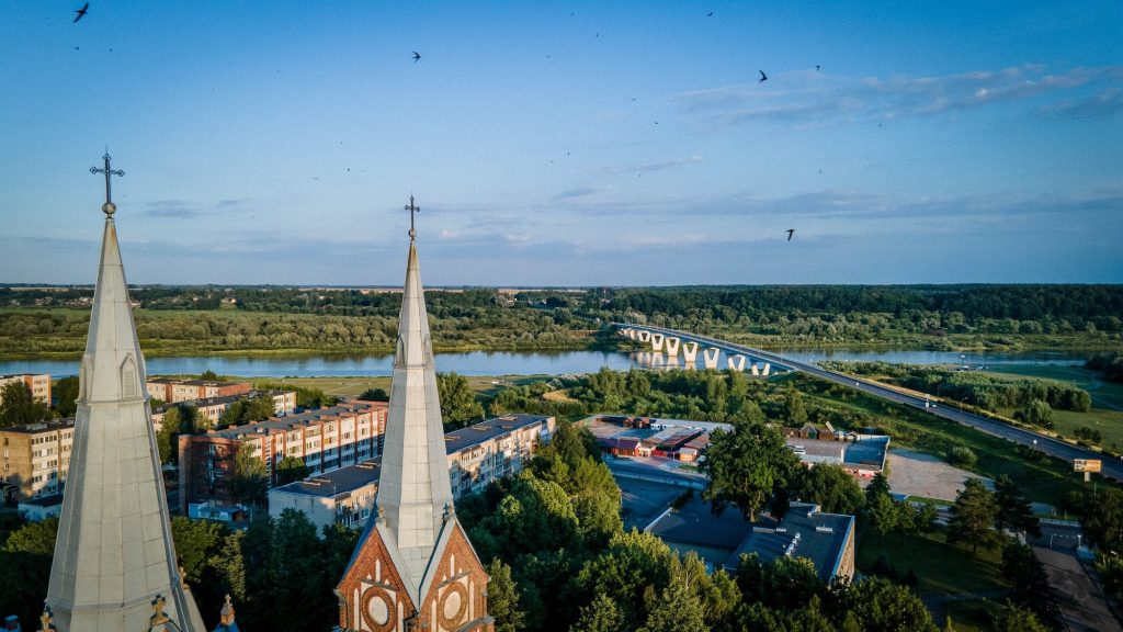 Jurbarko Švč. Trejybės bažnyčia ir vaizdas iš paukščio skrydžio