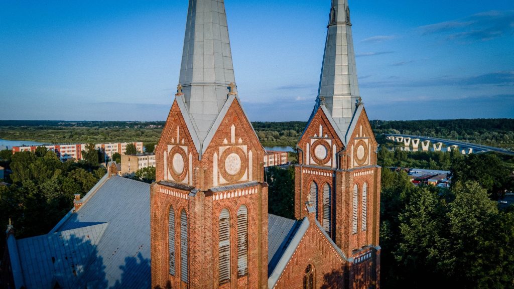 Jurbarko Švč. Trejybės bažnyčia bokštai ir architektūra