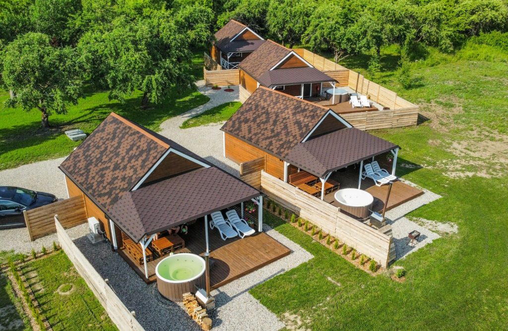 Armenos poilsiavietė siūlo patogų poilsį nameliuose ir baidarių nuomą